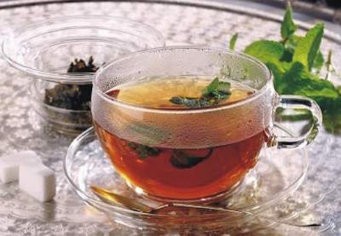 Uống nước nhân trần, rau má, trà xanh... Trà xanh là một trong những dạng tinh chất được khuyến khích dùng để phòng ngừa bệnh nhiệt miệng vì hoạt chất kháng oxy hóa trong trà xanh có tác dụng thu ngắn thời gian phát tán của siêu vi.