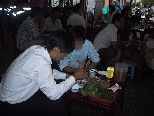 Nguoi tre cung dang tri hinh anh