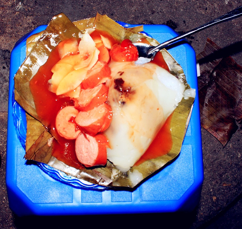 Suất bánh giò xúc xích cay giá 25.000 đồng.