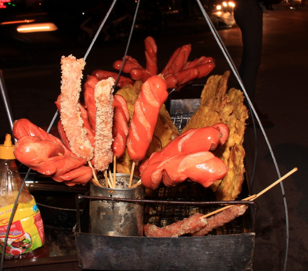 Gánh hàng bánh ngô, bánh khoai trên phố Láng Thượng của chị Lý.