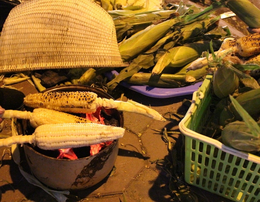 Quán của Thủy đơn giản với một ít bắp ngô và lò than nướng là một chiếc nồi nhôm đựng than hoa đỏ rực.