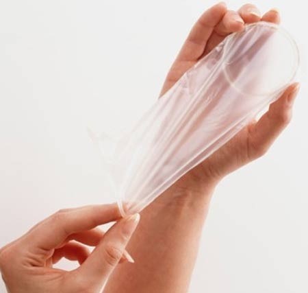Việc bạn mở ra mở vào, gập ví hoặc ngồi lên ví thường xuyên sẽ tác động làm bao cao su bị trầy xước, biến dạng dưới tác động từ bên ngoài.