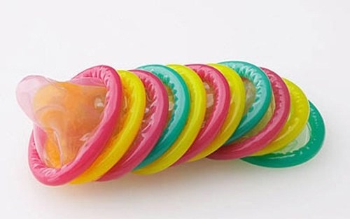 Kéo bao cao su quá khít là lí do khiến chiếc áo bảo hộ này dễ rách, và gặp sự cố.