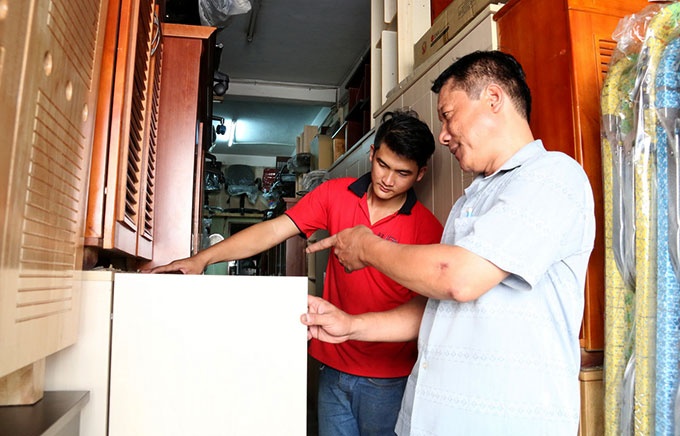 Theo ông Lê Văn Nhàn - chủ cơ sở hàng trang trí nội thất Phương Giang (Q.Phú Nhuận, TP.HCM), việc thay đổi về thuế quá đột ngột sẽ khiến hộ kinh doanh gặp khó khăn.