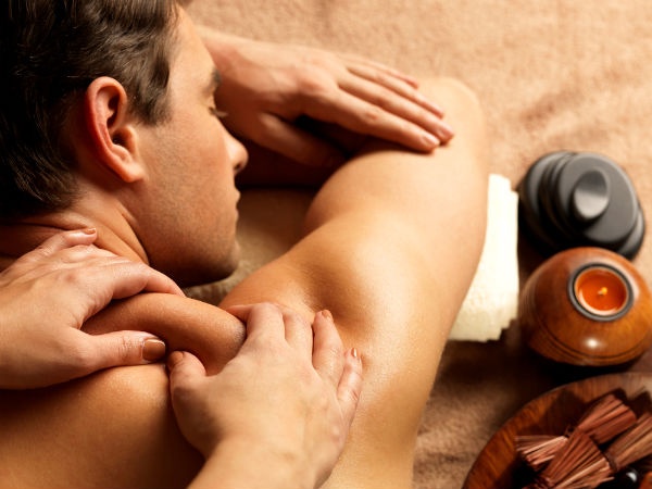 Massage vùng cổ: Bạn có thể nhờ người xoa bóp vùng cổ và lưng của mình, điều này sẽ giúp tăng cường lưu thông máu và giảm thiểu tối đa chứng đau đầu của bạn ngay lập tức.