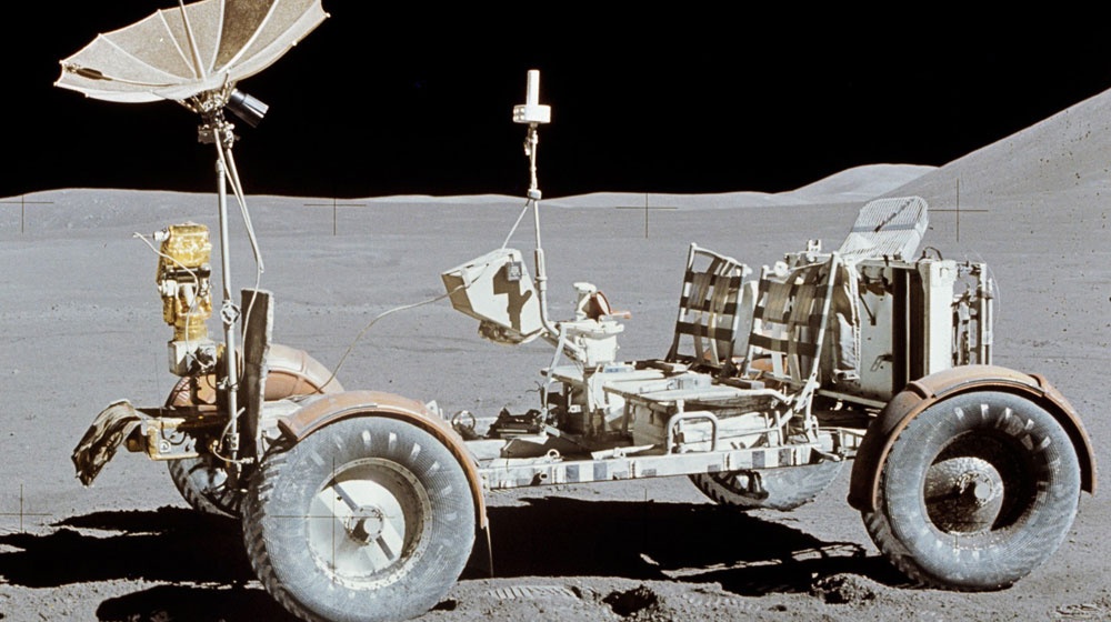 5. Hiện nay đang có 3 chiếc ôtô điện “đậu” trên mặt trăng. Những chiếc xe có tên là Lunar Roving Vehicle được vận chuyển tới mặt trăng trong Chương trình Apollo năm 1971-1972 để giúp các phi hành gia chuyển động và bị bỏ lại sau khi sử dụng. Tổng chi phí sản xuất những chiếc xe này khoảng <abbr class=