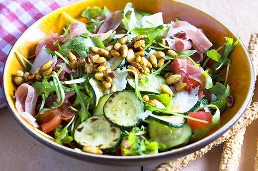 1. Hạt thông Mỗi hạt thông có chứa khoảng 5.3g chất béo, nhưng thường là chất béo lành mạnh và chất béo không bão hòa. Chúng giúp hạt thông giảm các cholesterol có hại và ngan ngừa bệnh tim, đột quỵ. Đồng thời, hạt thông cũng chứa axit pinolenic, một loại axit béo có khả năng ức chế sự thèm ăn của bạn khiến bạn ăn ít hơn, điều này rất tốt cho những người ăn chay và ăn kiêng.