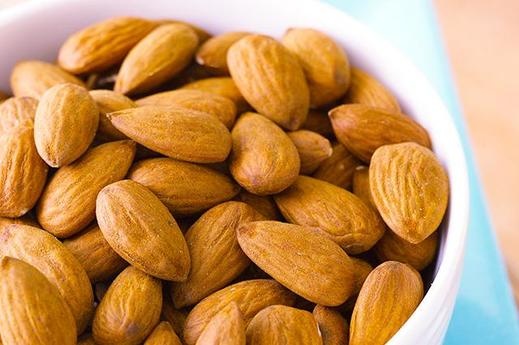 10. Hạnh nhân Một ounce hạnh nhân (khoảng 31,12 gram) chứa 14 gram chất béo gồm 9 gram chất béo không bão hòa đơn và 3,5 gram chất béo không bão hòa đa.Vì thế, hạnh nhân có tác dụng cân bằng lượng Cholesterol trong cơ thể, hỗ trợ khả năng vận động của tim. Không những thế, loại hạt này còn giàu vitamin E, magie, mangan cũng như là nguồn cung cấp tuyệt vời của chất xơ, phốt pho, đồng và riboflavin.