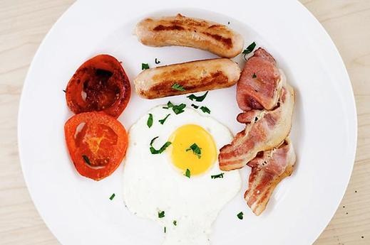 12. Thịt xông khói Trong 3 ounce thịt xông khói (khoảng 85g) có chứa 18.5g chất béo lành mạnh. Thực tế các loại chất béo không bão hòa đơn có trong thịt xông khói là cùng loại với chất béo không bão hòa đơn có trong dầu ô liu. Dù vậy, có rất nhiều loại thịt xông khói đã được qua xử lý, bảo quản bởi hóa chất. Tốt nhất khi chọn mua thịt xông khói, bạn nên chọn sản phẩm không chứa nitrat, vì chất nitrat trong thịt xông khói có thể gây nên bệnh ung thư.