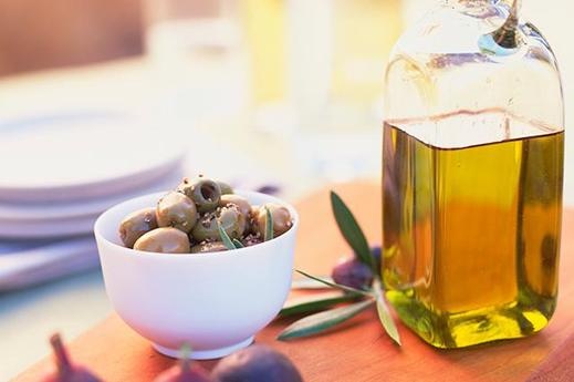 2. Dầu ô liu Một muỗng canh dầu ô liu có chứa khoảng 10g chất béo không bão hòa đơn và chỉ có 2g chất béo bão hòa. Do vậy, dầu ô liu là một lựa chọn tuyệt vời cho việc tăng cường sức khỏe tim mạch. Sử dụng dầu ô liu thường xuyên để xào rau hay làm gia vị cho các món nướng của bạn.