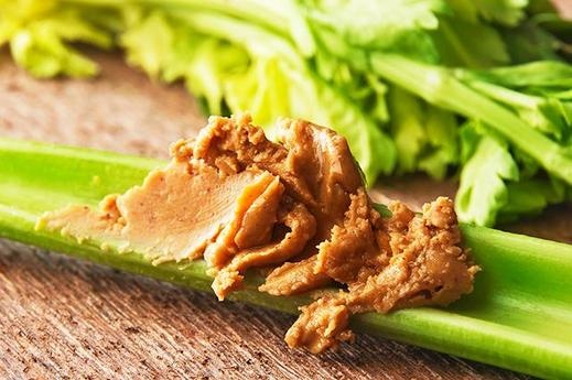 3. Bơ đậu phộng Với khoảng 3.3g chất béo không bão hòa đơn, một muỗng canh bơ đậu phộng có thể cung cấp một liều lượng cần thiết của chất xơ, cũng như vitamin và các khoáng chất quan trọng khác. Các nghiên cứu chỉ ra rằng những người thường xuyên bổ sung bơ đậu phộng trong khẩu phần ăn của mình giảm nguy cơ mắc các bệnh tim mạch và tiểu đường loại 2.