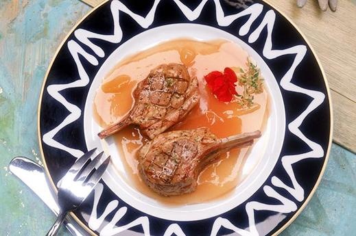 4. Thịt cừu Trong gần 3g thịt cừu nạc có khoảng 3g chất béo không bão hòa hòa đơn. Tuy nhiên, thịt cừu lại là nguồn cung cấp các dưỡng chất tuyệt vời như protein, B12, niacin, kẽm và selen.