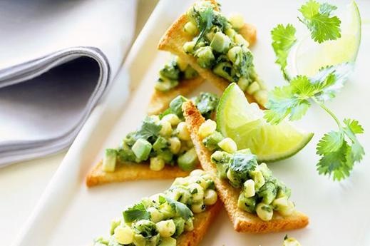 5. Bơ Nửa quả bơ chứa 15 gram chất béo gồm 10 gram chất béo không bão hòa đơn và 2 gram chất béo không bão hòa đa. Trái bơ cũng chứa gần 20 loại vitamin, khoáng chất và dinh dưỡng thực vật có lợi khác nhau bao gồm vitamin E, axit folic, chất xơ...