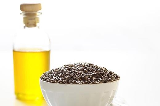 6. Dầu hạt lanh Một muỗng canh dầu hạt lanh có chứa khoảng 2.5g chất béo không bão hòa đơn, có lợi ích giúp ngăn ngừa các bệnh tim mạch và ung thư. Khi mua dầu hạt lanh, cần mua loại được bảo quản lạnh vì nhiệt độ thấp cớ thể duy trì công dụng của nó.