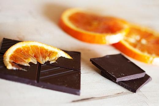 8. Sôcôla đen Với gần 3.5g chất béo không bão hòa đơn lành mạnh, sô cô la đen thực sự là một thực phẩm có lợi cho trái tim khỏe mạnh. Nghiên cứu gần đây cho thấy sô cô la đen có thể cải thiện chức năng lưu thông mạch máu.