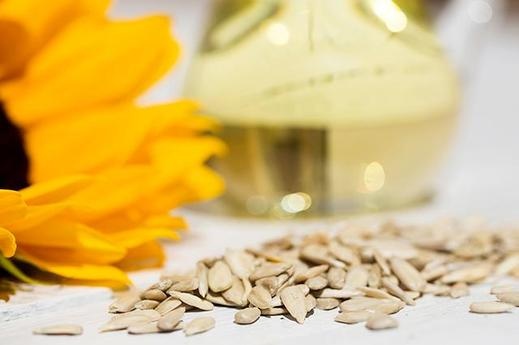 9. Hạt hướng dương Hạt hướng dương thực sự là một thực phẩm dinh dưỡng với nhiều thành phần cực kỳ có lợi cho sức khỏe như chất béo, protein, chất xơ và khoáng chất. Hơn 90% lượng chất béo trong hướng dương đều là chất béo không bão hòa, đây là lựa chọn hoàn hảo cho những người có cholesterol hoặc triglycerides cao.