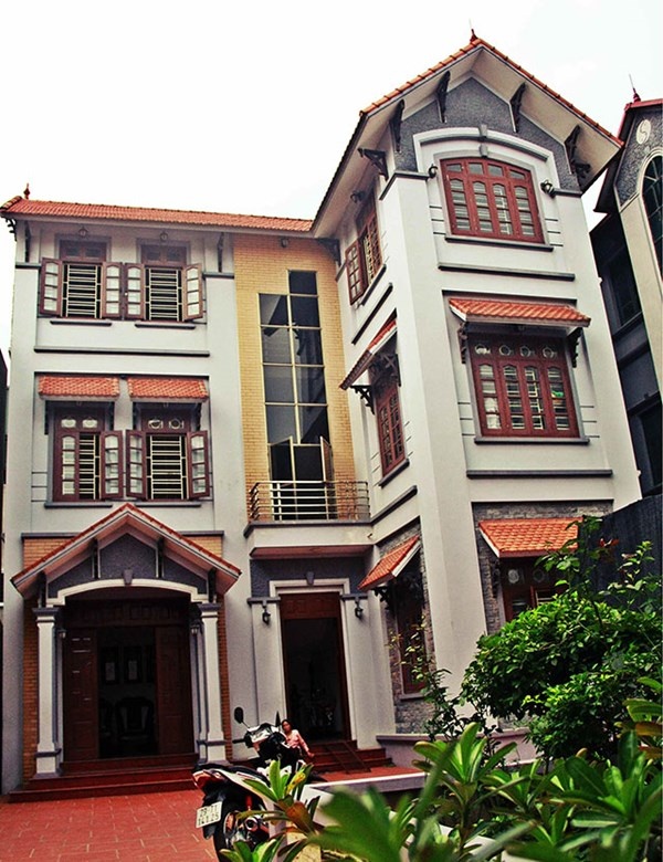 Năm 2009, ngôi nhà biệt thự của anh Viễn được xây dựng nên nhờ mô hình trang trại gà.