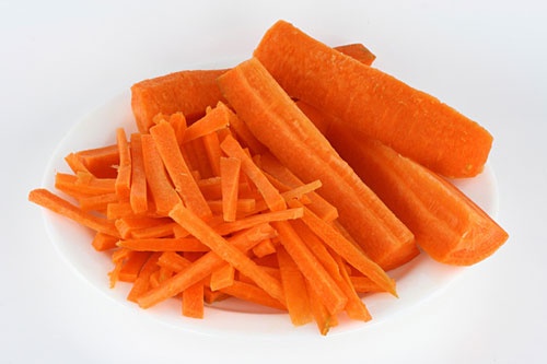  Cà rốt  Lượng beta carotene trong cà rốt được chứng minh có khả năng phòng ngừa các căn bệnh ung thư, đặc biệt khi vào cơ thể nó chuyển hóa thành vitamin A, B, E và các khoáng chất như can xi, ma giê, mangan, sắt, đồng... là những chất mà cơ thể không thể thiếu. 