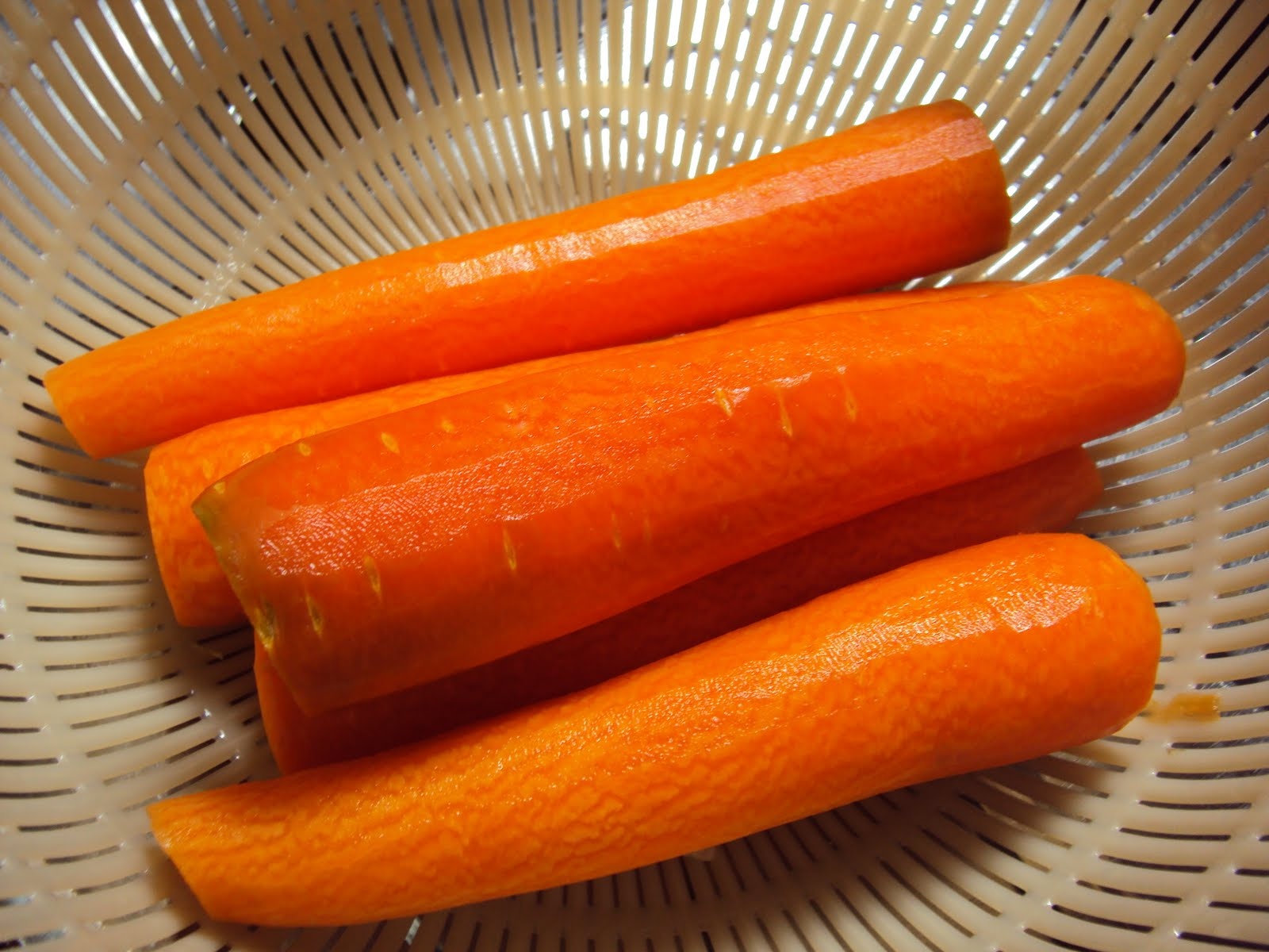 Khi đó, caroten đã hoà tan được chuyển xuống ruột non và dưới tác dụng của niêm mạc ruột sẽ chuyển thành vitamin A giúp cơ thể hấp thu dễ dàng