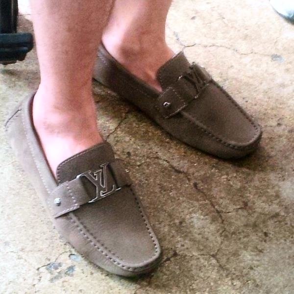 Một tù nhân mang giày hàng hiệu.