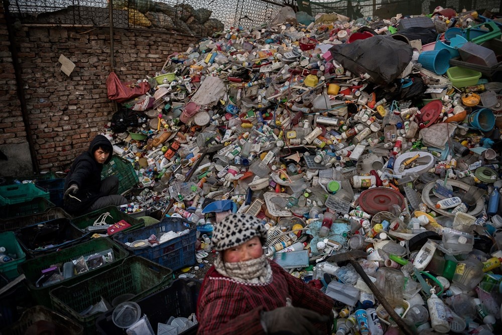 Người lao động phân loại nhựa vào các thùng.