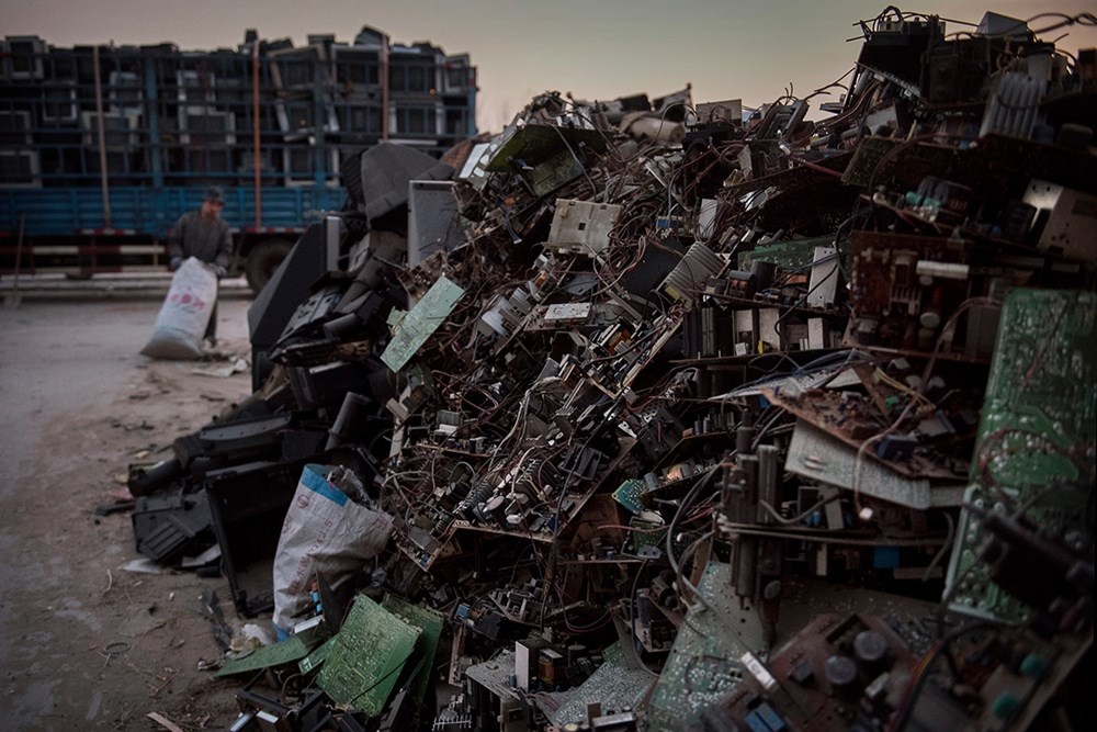 Máy tính và linh kiện điện tử nằm chờ để được tái chế.