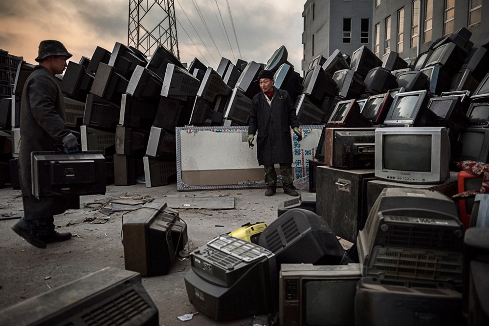 Những nhân công phân loại TV và màn hình máy tính.