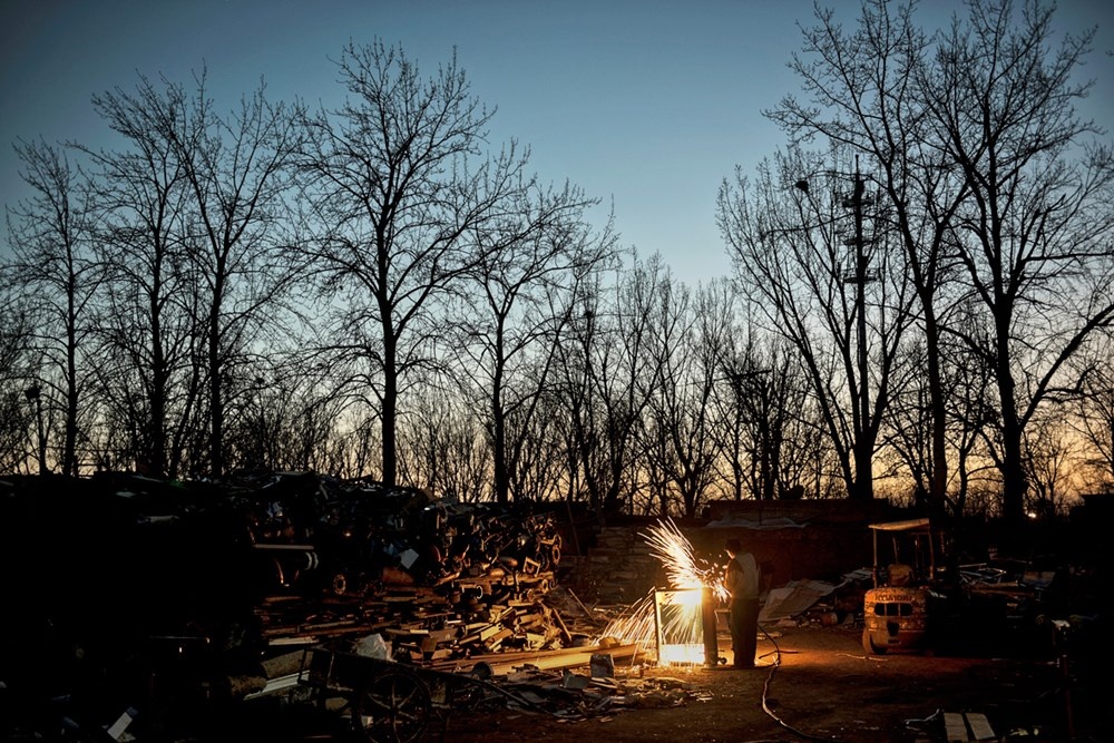 Vô số tia lửa bắn ra khi người đàn ông này cắt nhỏ kim loại bỏ đi thành từng mảnh.