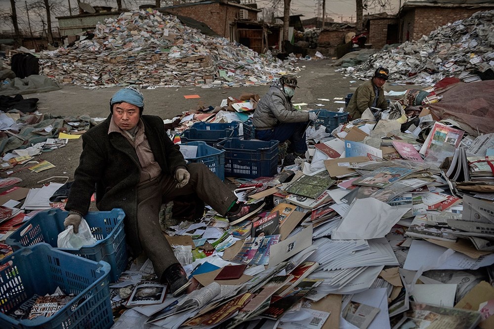 Phân loại giấy tại làng Dong Xiao Kou.