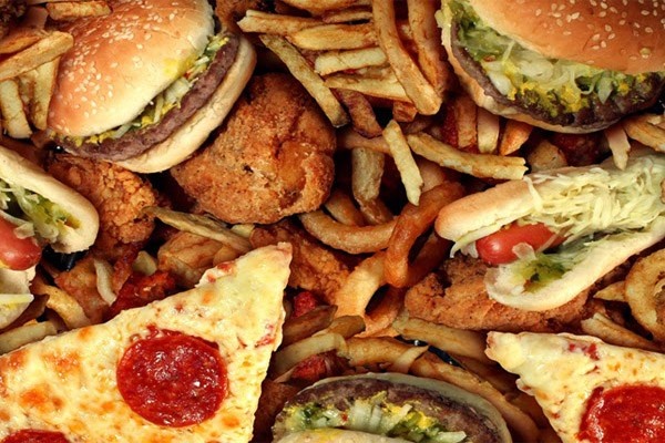 Trong những loại thực phẩm hàng ngày, chị em cần tránh các chất béo bão hòa trong các thức ăn chiên xào,các món nướng. Nguyên nhân là do chúng làm giảm khả năng cơ thể phản ứng với insulin, qua đó sẽ gây ra hiện tượng rụng trứng không đều.