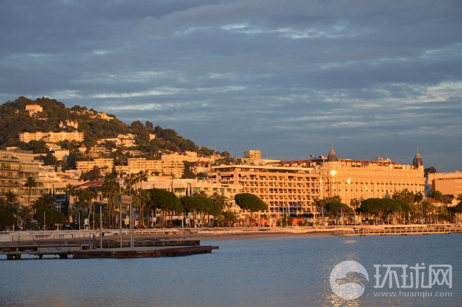 4.	Tòa biệt thự 6 phòng ngủ này nằm trên một ngọn đồi thành phố Cannes, Pháp, từng bị đem ra làm bằng chứng trong phiên xử ông Bạc về tội danh tham nhũng, theo New York Times. Ảnh chụp ngọn đồi nằm phía sau bãi biển Cannes sang trọng, nơi biệt thự nhà họ Bạc tọa lạc.