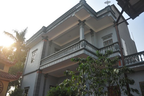 Nhờ việc chăn nuôi, kinh doanh gà giống, đến nay gia đình anh Lập không chỉ có tiền xây được nhà tầng khang trang, cho con cái ăn học mà còn mua sắm được ô tô lên đến gần 500 triệu đồng.