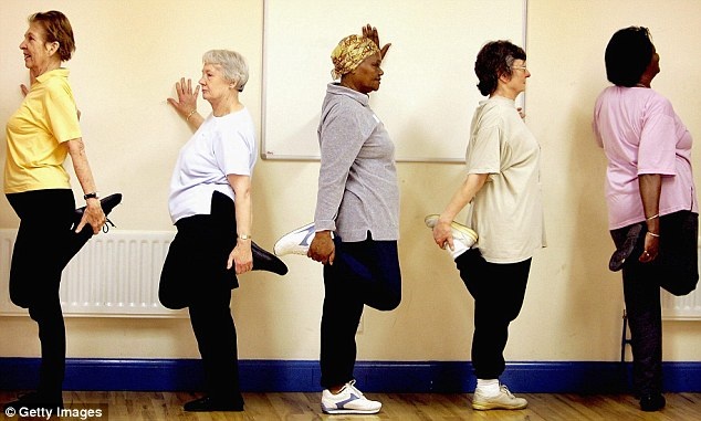 Tập luyện để cơ thể dẻo dai là một trong những cách giúp bạn luôn thấy mình trẻ trung.