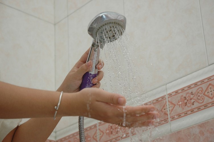 Tắm nước nóng trước khi “yêu” sẽ đẩy nhanh tốc độ tuần hoàn máu trong cơ thể. Tại thời điểm vừa tắm xong, nếu bạn “yêu” ngay thì sẽ gây mất cân bằng tuần hoàn máu. Ngoài ra, tắm bằng nước nóng sẽ làm giảm mức độ cảm ứng của làn da khi bạn cọ sát vào nhau. Do vậy, tắm nước nóng chính là thủ phạm làm giảm sút hứng thú tình dục.
