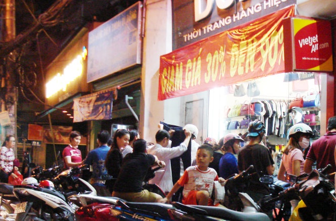 Hang hieu 16.666 dong/ao, 'beo' hon gia via he truoc gio G hinh anh