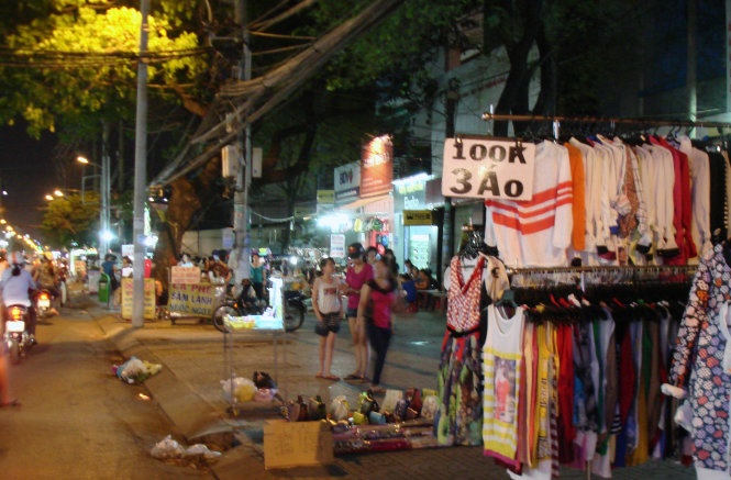 100 ngàn đồng/3 áo khá môđen ở một chợ đêm vỉa hè tối 21-12 xem ra vẫn không hút khách lắm