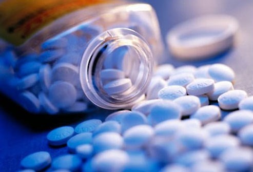 Thuốc tây, ví dụ như penicillin hay aspirin, có thể gây phát ban, ngứa mắt, tắc nghẽn và sưng ở mặt, miệng, cổ họng. Cách tốt nhất là tránh tất cả những loại thuốc. Tuy nhiên, nếu bạn đang sử dụng, bác sĩ sẽ khuyên bạn nên điều trị các triệu chứng nhẹ với thuốc kháng Histomine hoặc Steroid. Đối với các triệu chứng dị ứng nghiêm trọng, bạn có thể cần epinephrine.