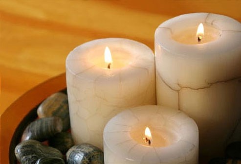 Chất tạo hương thường có trong những sản phẩm như: nước hoa, nến thơm, bột giặt, mỹ phẩm... cũng là kẻ thù của người có cơ địa dị ứng. Hầu hết triệu chứng sẽ biến mất khi ngưng tiếp xúc với mùi hương. Với một số khác, nếu tiếp xúc lặp đi lặp lại, các triệu chứng sẽ xảy ra thường xuyên và kéo dài hơn.