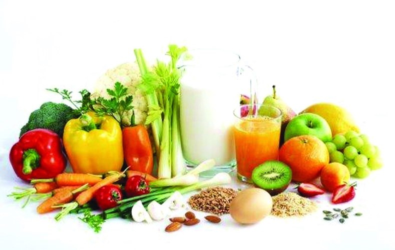 Bổ sung dưỡng chất nhờ thực phẩm. Tẩy da chết hay dưỡng ẩm chỉ có tác dụng trên bề mặt da, để da khỏe mạnh từ bên trong, bạn nên bổ sung dưỡng chất bằng cách thay đổi chế độ ăn hàng ngày. Nguồn thực phẩm dinh dưỡng giúp chống lại bệnh tật, giúp da luôn hồng hào tươi trẻ.