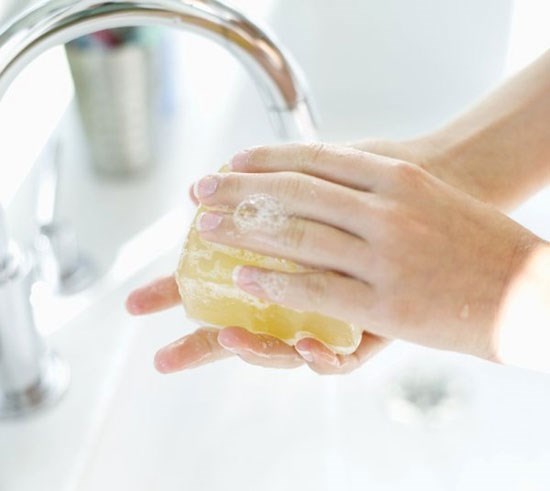 Chỉ nên dùng xà phòng dịu nhẹ, không có hương liệu hoặc dùng các chất làm sạch thay thế xà phòng mà có tính giữ ẩm. Tránh dùng các sản phẩm chăm sóc da chứa cồn.