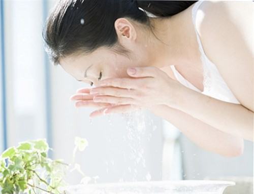 Giữ vệ sinh da sạch sẽ cũng giảm được mức độ ngứa da do bị tác động của thời tiết. Khi mới chớm phát dị ứng da, không nên gãi nhiều vì như vậy sẽ càng kích thích, khiến vùng da sẩn ngứa lan rộng. Cần bôi kem làm ẩm da nhiều lần trong ngày.