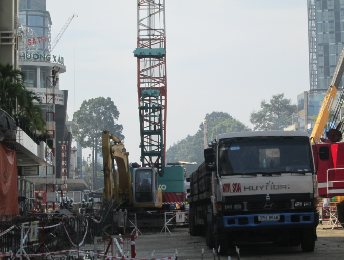 Tấp nập thi công đại công trường Metro.