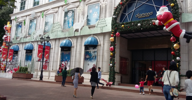 Bài trí trước Diamond Plaza năm nay cũng có phần thiếu hoành tráng.