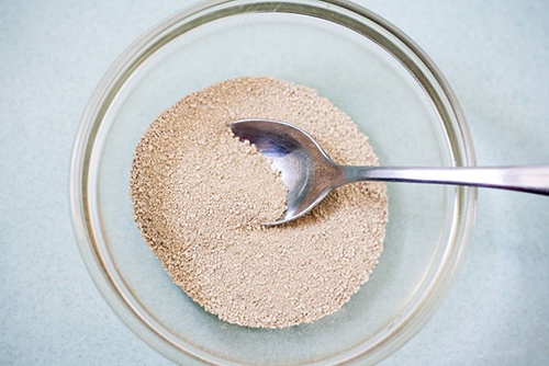 Cách làm mặt nạ đất sét: Bước 1: Đổ khoảng 2-3 thìa đất sét bột vào bát thủy tinh.