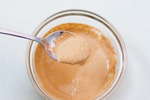 Bước 2: Sử dụng một ít nước lọc vào bảo đảm hòa cùng đất sét và quấy đều tạo độ dẻo vừa phải.