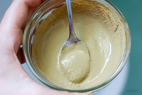 Bước 3: Bổ sung vài giọt dầu dừa hoặc dầu ô liu rồi trộn lẫn tạo thành hợp chất mặt  nạ nhuyễn.