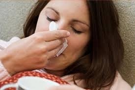 8.	Xuất huyết  Tình trạng xuất huyết không rõ lý do có thể là một dấu hiệu cho thấy cơ thể đang bất ổn ở một bộ phận nào đó. Như đã đề cập ở trên, sự xuất hiện của máu trong chất thải có thể do bệnh trĩ nhưng đôi khi, nguyên nhân lại bắt nguồn từ bệnh ung thư ruột hoặc trực tràng. Bệnh ung thư tử cung hoặc cổ tử cung cũng có thể khiến phái nữ bị chảy máu giữa chu kỳ kinh nguyệt hoặc sau khi “yêu”. Nếu vùng kín bị chảy máu sau khi kỳ kinh nguyệt đã chấm dứt, bạn phải đi khám phụ khoa ngay.  Tình trạng nước tiểu có lẫn máu có thể là do bệnh ung thư bàng quang hoặc thận nhưng đôi khi, đây cũng là dấu hiệu của căn bệnh khá phổ biến ở phái nữ đó là nhiễm trùng đường tiểu. Tuy vậy nhưng khi bị xuất huyết trong lúc tiểu, bạn cũng cần phải được kiểm tra bởi những người có chuyên môn về y tế.