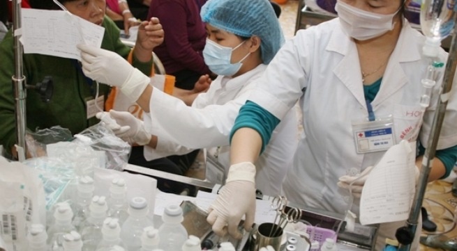 Dem Noel, bac si khong co noi vai giay de nghi hinh anh