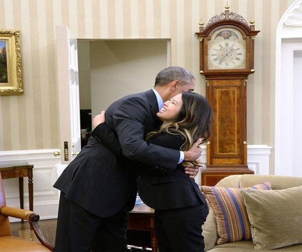1. Nữ y tá gốc Việt Nina Phạm thoát khỏi dịch bệnh Ebola và được Tổng thống Obama chào đón. Cô gái dúng cảm 27 tuổi là người Mỹ đầu tiên mắc căn bệnh nguy hiểm này trong quá trình tình nguyện chăm sóc các bệnh nhân Ebola.