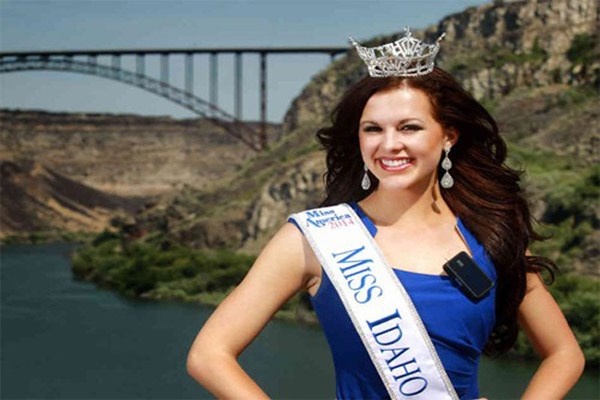 5. Hoa hậu Idaho Sierra Sandison tự hào đeo bơm insulin trong cuộc thi sắc đẹp. Đó là trường hợp của cô gái 20 tuổi, Sierra Sanderson, hoa hậu bang Idaho, Mỹ. Sierra là bệnh nhân tiểu đường nặng và phải đeo bơm insulin. Trải qua những ngày suy nghĩ tiêu cực, dần dần, Sandison đã lấy lại thăng bằng và cô biết cách phải vượt qua khó khăn, bệnh tật như thế nào.